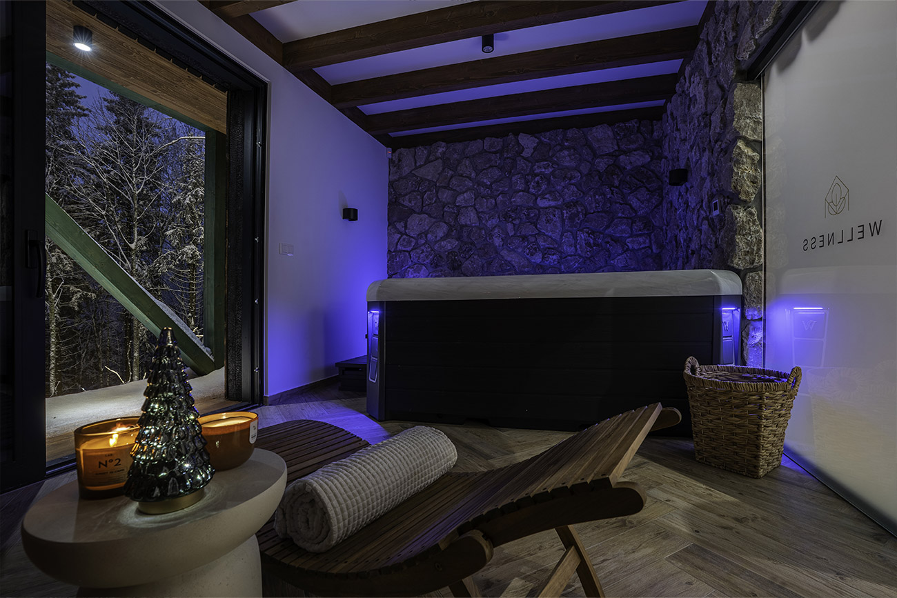 Vírivka pre štyroch ľudí vo wellness zóne na chate Serenity Skalka