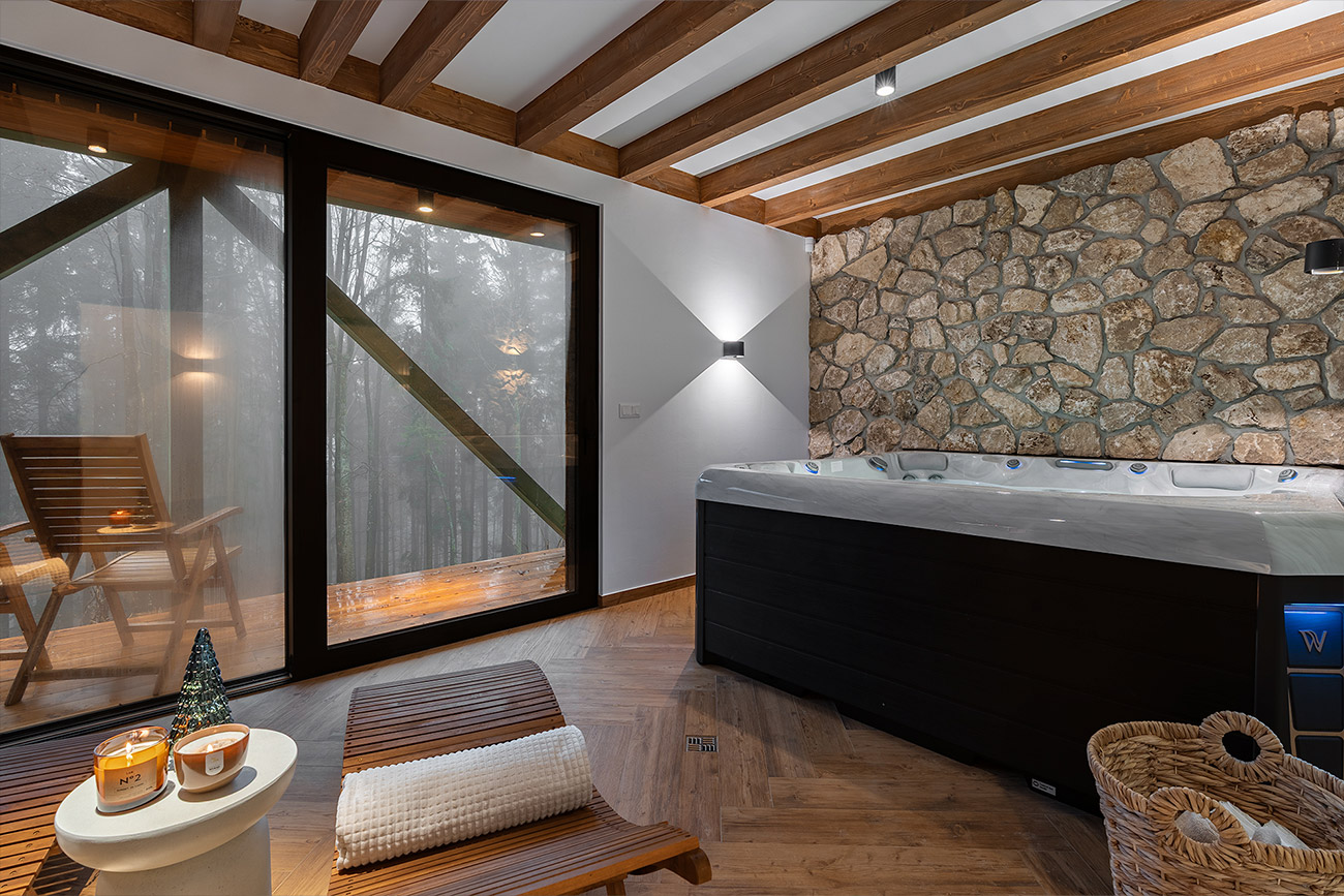 Wellness s výhľadom do tichého lesa na chate Serenity Skalka